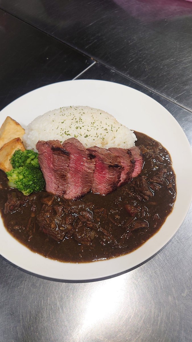 こんばんは😆
ステーキ道場本店です。

本日から月曜〜木曜日限定で
肉カレー専門店open
何度も試行錯誤繰り返したカレー
ついに完成いたしました。🍛

全体で1日30食限定
（ブラックビーフは5食）
お持ち帰りもできます。
電話番号090-6449-1193
是非お越し下さいね
お待ちしております。