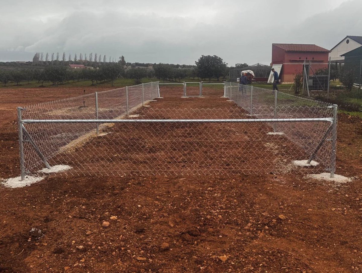 AlambradasR's tweet photo. 🦺Aquí os presentamos un cerramiento muy curioso. Se trata de una alambrada de 1 metro de altura dispuesta para el entrenamiento de los perdigones en la caza con reclamo. Escuchando siempre las demandas y necesidades de nuestros clientes. 
📍Guareña 
🙏Gracias por la confianza https://t.co/dvY8JsEeJd