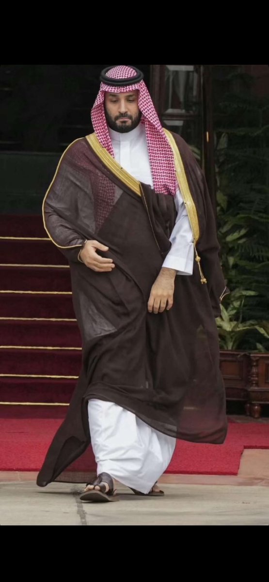 ذهب الجمع وولى إلى مزبلة التاريخ وبقي هذا القائد المحنك شامخا يخدم وطنه وشعبه وأمته بكل صلابة واقتدار ... مهما كثر نباح الكلاب يبقى وطني وقيادته وشعبه رمزا للسلام والتنمية والأعمال الإغاثية والإنسانية حول العالم ولذلك أعزنا الله وخذل الأعداء لله الحمد والمنة.