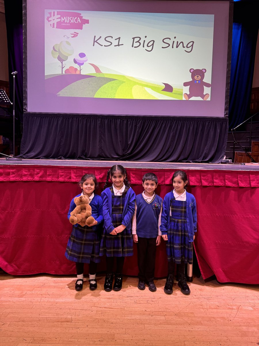 carltonj_i's tweet photo. Year 2 have arrived at the Big Sing at Dewsbury Town Hall #Bigsing #Dewsbury #singing #performance https://t.co/fUicUWiHhz