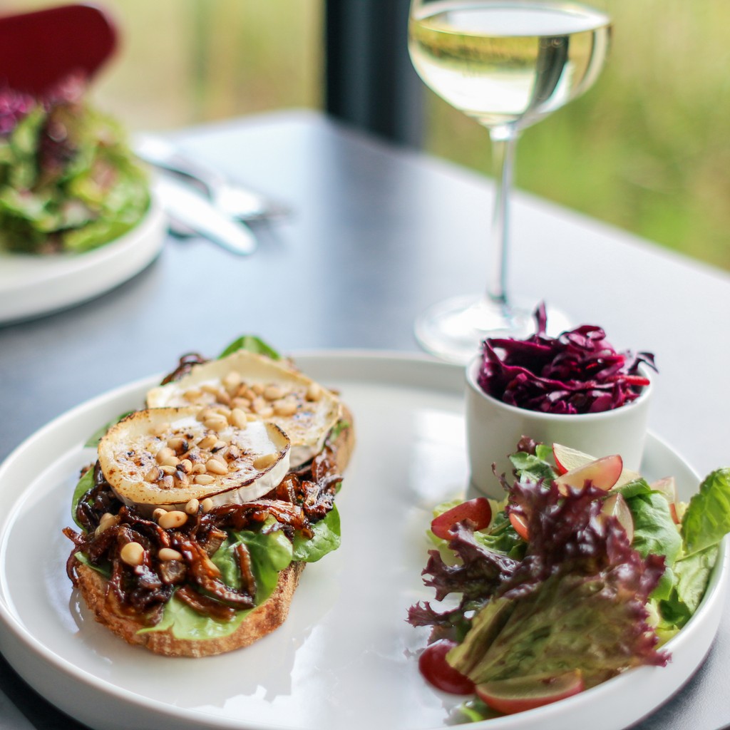 #LunchGoals: Thyme-infused caramelized onions, fresh baby spinach, toasted goat cheese, and roasted pine nuts on @bakertomsbread sourdough. Doesn’t get better than this 😍

Come join us in the kitchen 🔗 bit.ly/3EQ4vYL