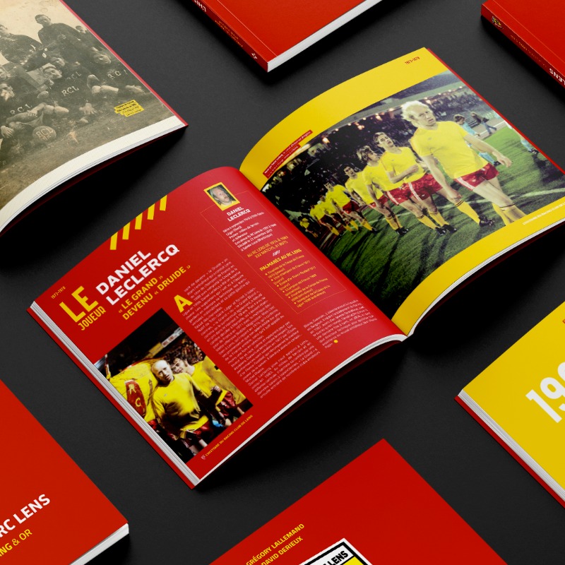 RCLens's tweet photo. 𝐋’𝐇𝐢𝐬𝐭𝐨𝐢𝐫𝐞 𝐝𝐮 𝐑𝐂 𝐋𝐞𝐧𝐬 📖 : 𝑙𝑎 𝑙𝑒́𝑔𝑒𝑛𝑑𝑒 𝑠𝑎𝑛𝑔 𝑒𝑡 𝑜𝑟 ❤️💛

Records, joueurs marquants, anecdotes... Replongez-vous dans le passé du Racing avec ce livre (de sang et) d'or !

🛍️ Disponible dans les boutiques officielles du club et en ligne 👇