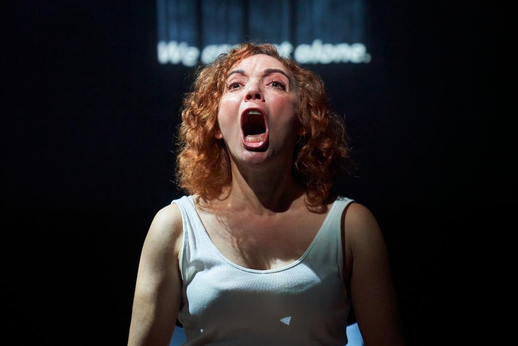 catmemoria's tweet photo. 🟣 L'espectacle teatral "Caure" ha estat un dels actes culminants del projecte @WIRE_eu, amb l’objectiu de situar les dones al centre de les narratives històriques de la resistència a Europa.

🎭 A càrrec de la dramaturga i directora Helena Tornero.

📸 David Ruano. https://t.co/tvEQwV2pkO