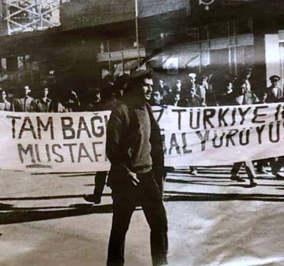 Deniz Gezmiş'in adını, Mustafa Kemal'in ve Cumhuriyet'in düşmanları Şeyh Sait ve Seyid Rıza ile anmak! Bu ne cüret, bu ne rezilliktir! Ve bu sözleri söyleyenlerin yanında dikilip, seyredenler! Derhal istifa edin.