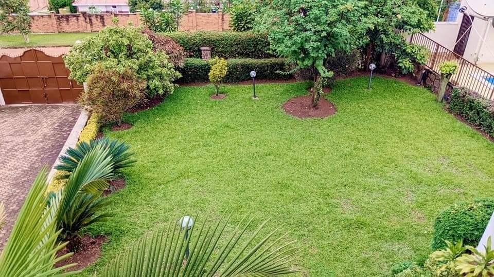 Very beautiful 📷 furnished house 📷 for rent at kacyiru near to the hospital📷 and police 
5 bedrooms 📷
4 bathrooms 📷 and toilets 📷
Sitting room and dining 📷
Nice kitchen 📷 with kits
Price 3000$ we prefer long term stay
Call us on our contact number 0788 350 060