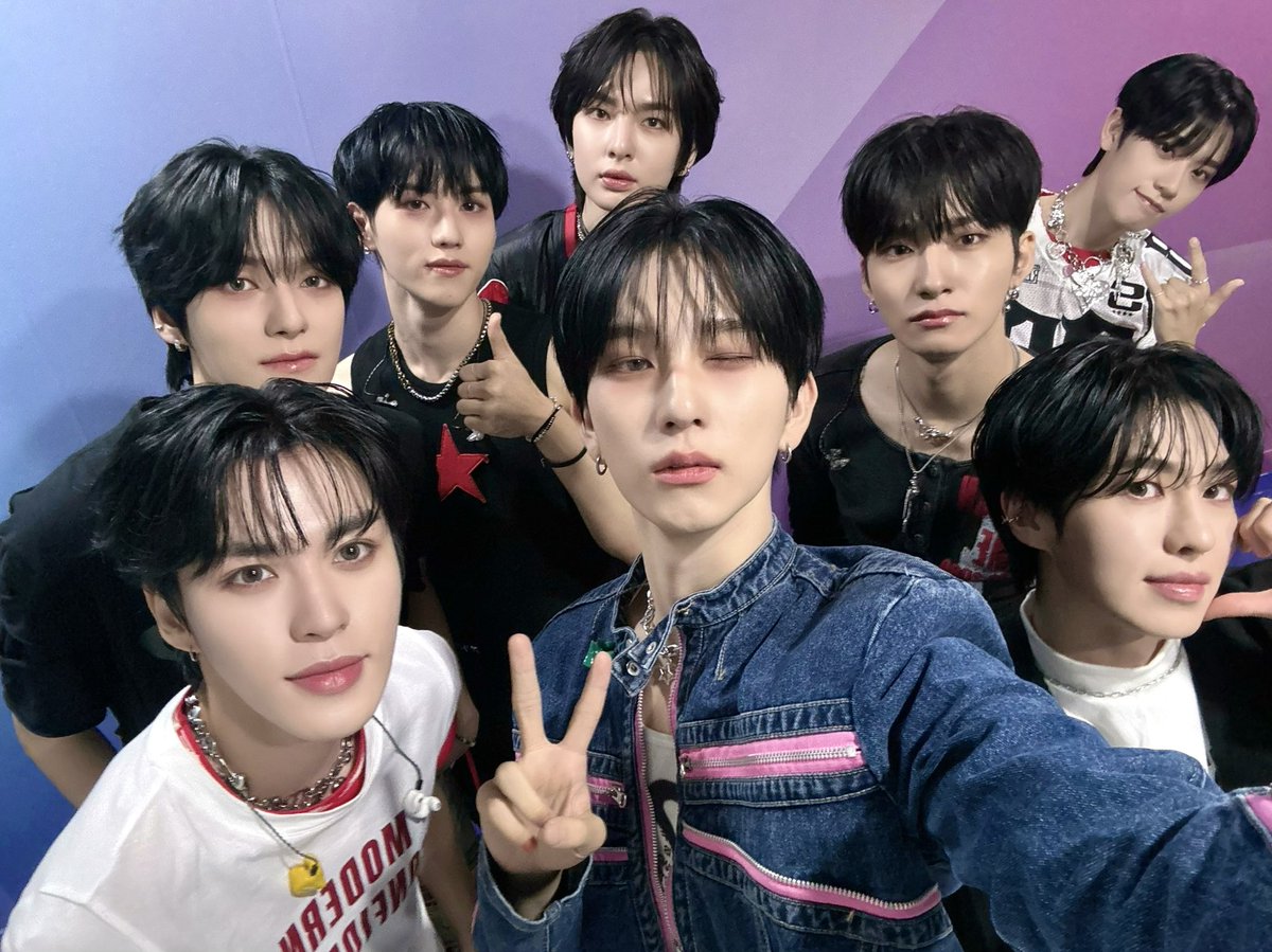 [🎁]
EPEX의 UNIVERSE에 온 걸 환영합니다!!🎊
제니스와 힘차게 시작한 첫 시작 너무 행복했어요🩶

#EPEX #이펙스 #Eight_Apex #韶華 #소화 #YOUTHDEFICIENCY #청춘결핍 #UNIVERSE #유니버스 #위시 #금동현 #뮤 #아민 #백승 #에이든 #예왕 #제프