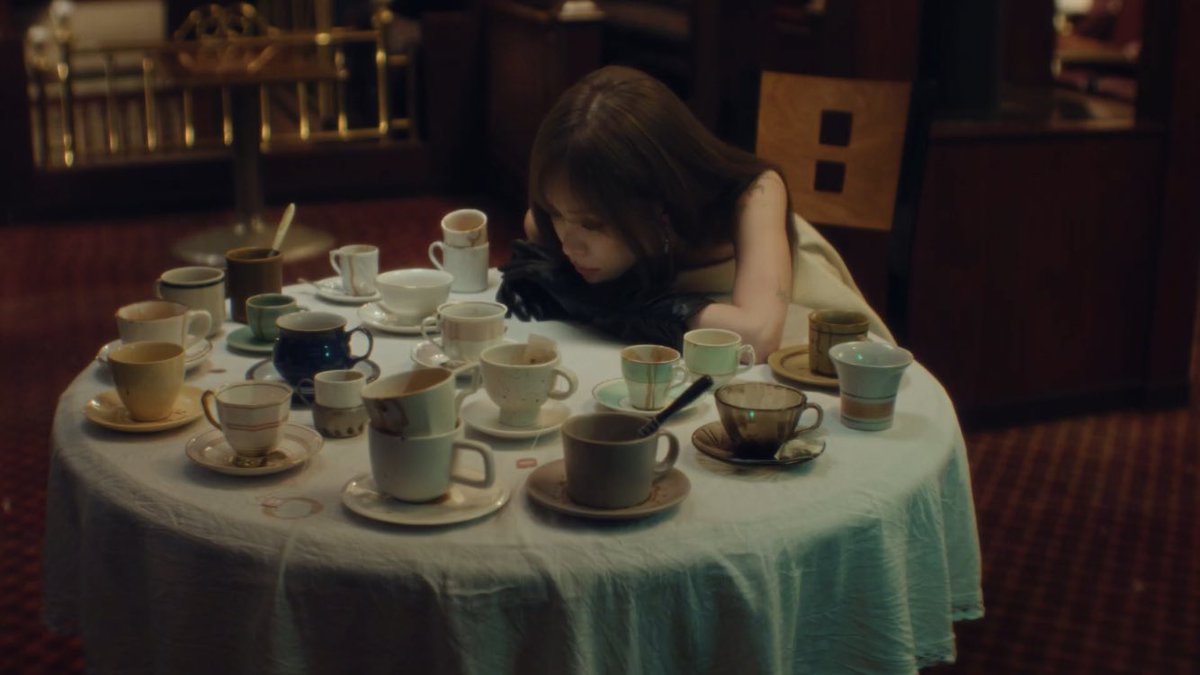 hourlyheize's tweet photo. fallin’ 🍂 https://t.co/WB4qwLhKGT