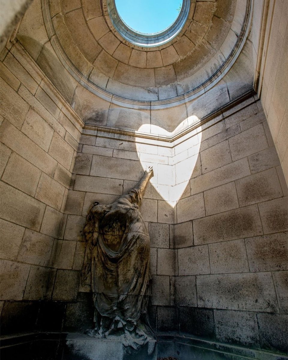 Rainmaker1973's tweet photo. Here lie Léonce Evrard and his wife, Louise Flignot, at Cimetière de Laeken in Brussels.

Marble worker Léonce Evrard, stricken with grief after his wife's passing, crafted this extraordinary mausoleum in her memory.

Constructed in 1920, the mausoleum displays a mourner reaching out to a blank wall. Annually, around the summer solstice, a heart-shaped sunlight appears—a heartfelt symbol of a love that endures beyond the grave.

[📷 jononamara]