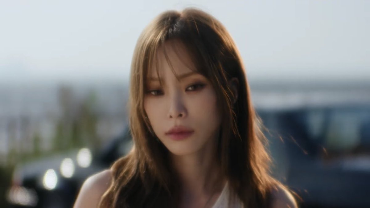hourlyheize's tweet photo. love is like fallin’ 🍂 https://t.co/IgKZAIDgdR