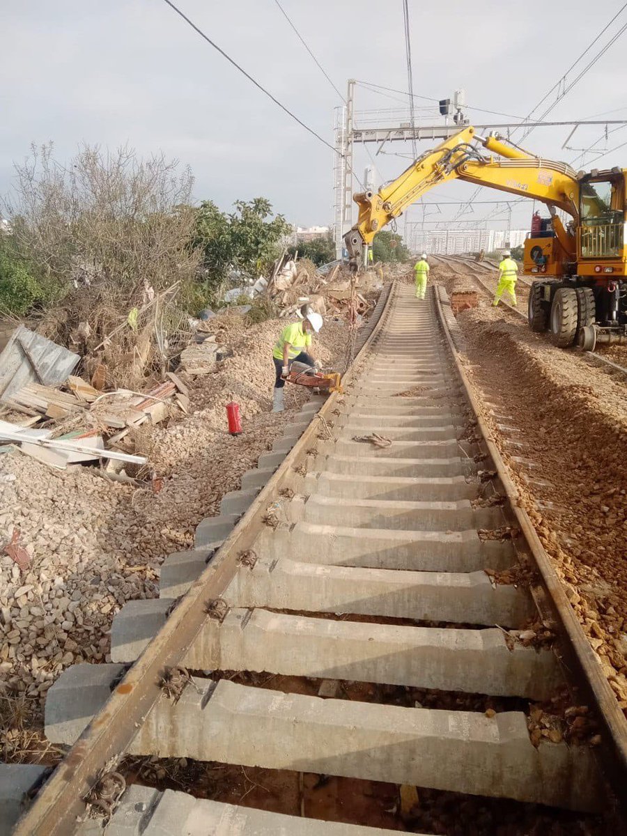 oscar_puente_'s tweet photo. Tirando vía nueva en cercanías zona Alfafar. https://t.co/F8tFwmNubF