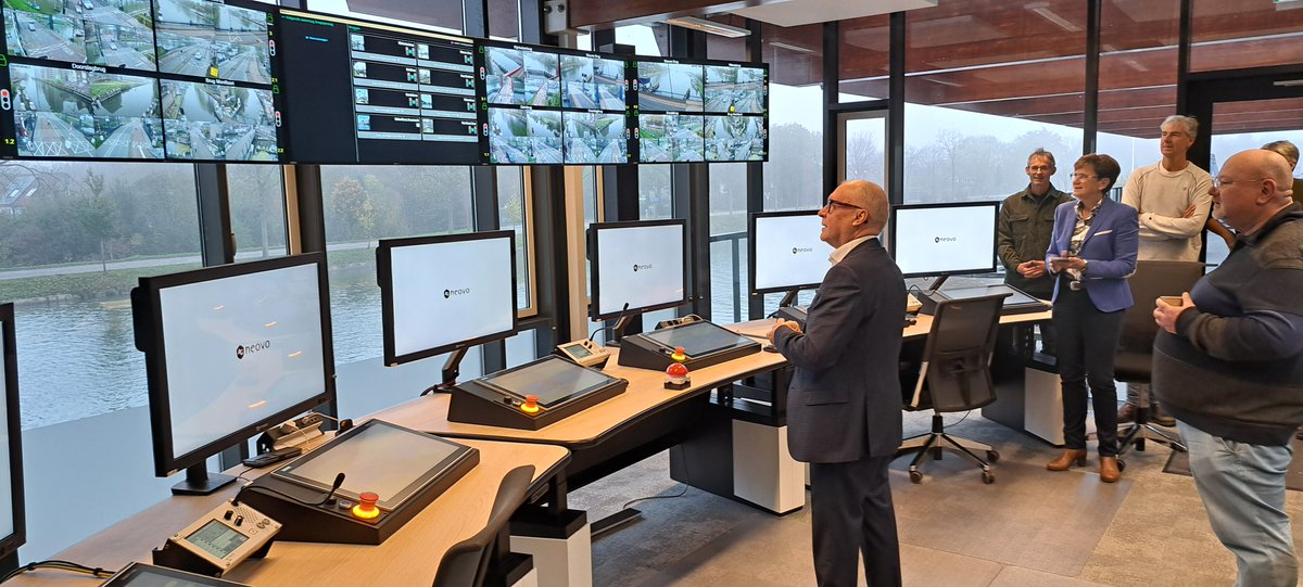 De nieuwe bediencentrale voor bruggen is in gebruik genomen, ter vervanging van de oude centrale uit 2004 🌉. Dit draagt bij aan de veiligheid en ondersteunt het weg- en vaarverkeer. nieuwegein.nl/nieuws/bedienc…