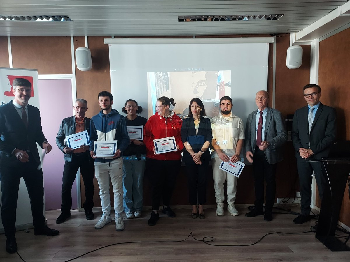 Les élèves et les professeurs du lycée Cugnot à l'honneur lors du Concours National de la Résistance et de la Déportation.
 ac-creteil.fr/ceremonie-de-r…