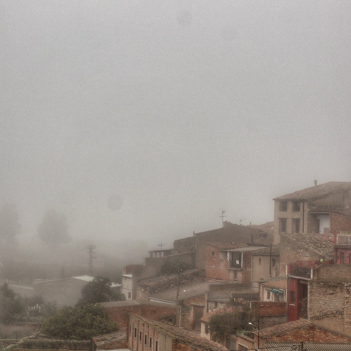 Bon dia, després de dies amb pluja, amb temperatures anormalment altes quan ha lluït el Sol, avui comencem el dia amb una bona boira.
#somtrescentsipico #esplugacalba