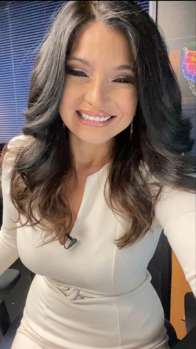 CecyDelCarmenTV's tweet photo. Feliz miércoles mis amores.  Calorcito hoy!!!  Temperaturas récord.   Happy Warm and record-breaking Wednesday 🥰 #mawx #riwx #NewEngland #FallInEngland #bilingual #meteorologabilingue #salvadoreña #meteorologasalvadoreña #recordTemps #recordwarmth https://t.co/OmacBjDaQE