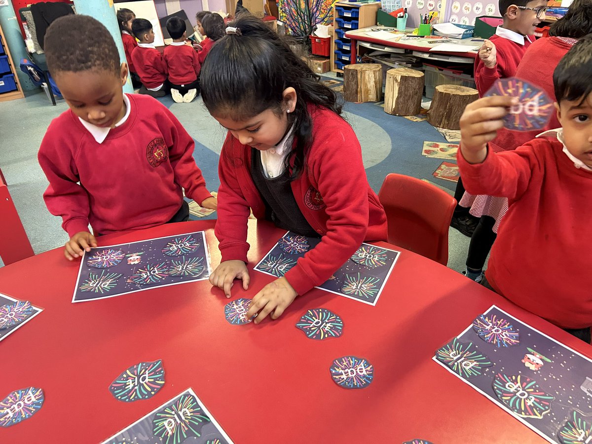 MissTesterHT's tweet photo. We are trying our best to read the cvc words in Reception. @trinity_ashton https://t.co/CFivIx4HhI