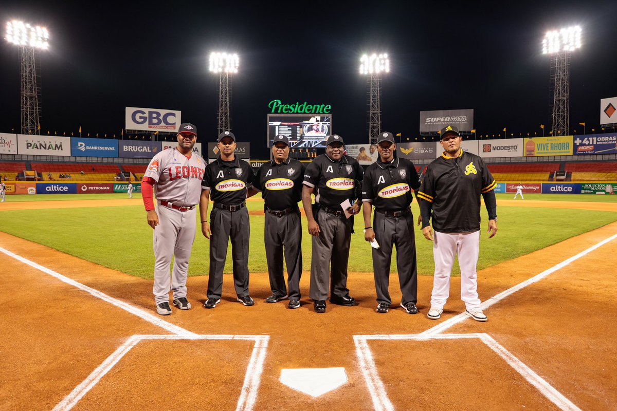 JoanNunez05's tweet photo. Que honor capturar la historia en nuestro béisbol cuando Albert Pujols y Yadier Molina tuvieron su primer enfrentamiento como dirigentes en LIDOM.
¡Dos leyendas del béisbol, futuros HOF en el terreno de nuestra pelota!
#Lidom #Escogido #BeisbolDominicano #BaseballPhoto https://t.co/osZ7res9gk