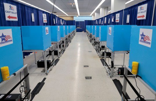 realeater4ever's tweet image. Waiting in line at my local voting center… is it empty or am I just early? lol can’t wait to vote for #HarrisWalz #Election2024