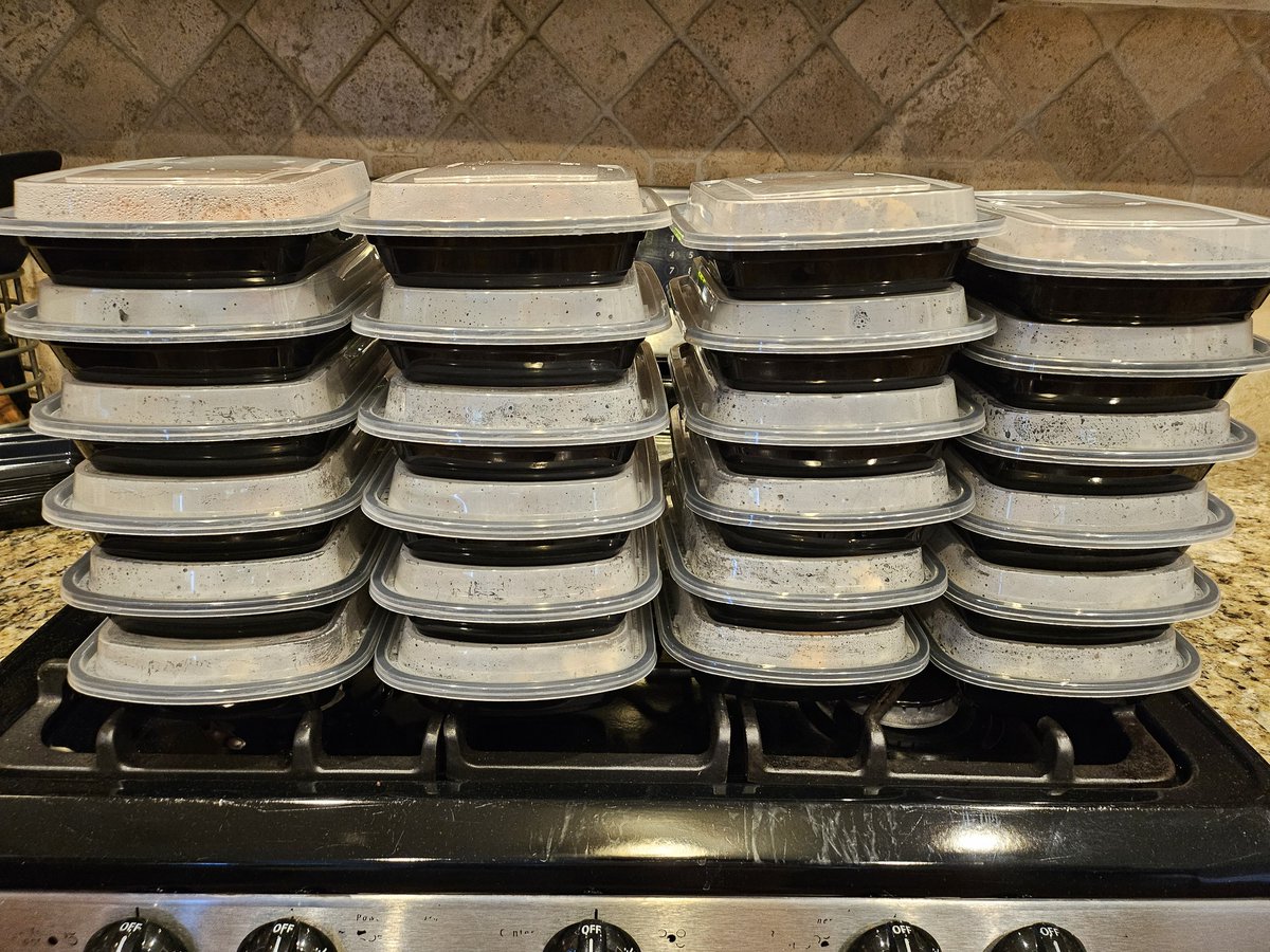 coreyritter's tweet image. Baked chicken breast, boiled quinoa, and steamed spinach. Twenty meals, each with 40 grams of protein. All organic, at $3.50 per meal. It took about one hour to cook, clean, and portion into containers.