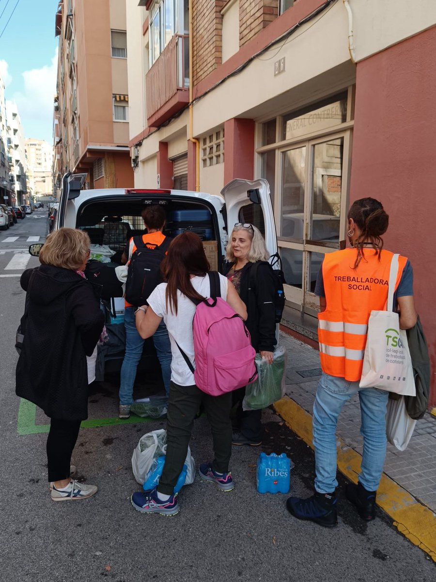 Són la Marta, la Pilar, la Judit, el Carlos i l'Emma. Són les cinc membres de l'Equip d'Emergències del #TSCAT que s'està desplaçant ara mateix a #València per donar suport en l'atenció a les persones afectades per la #Dana. 

Aquesta tarda farem el relleu a les companyes del
