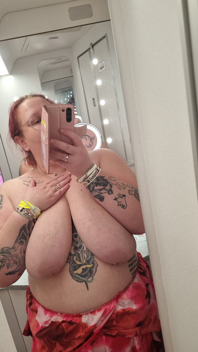 If you want a free months sub, find the details in comments 😘
Nothing like aircraft bathrooms and fat girl pussy.