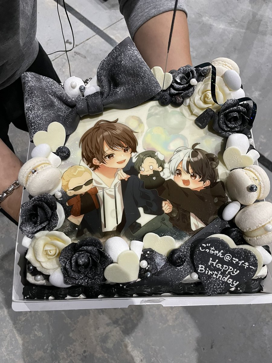_GocChaN_'s tweet photo. リハのみんながサプライズで特別ケーキの誕生日お祝いしてくれた！！

いきなりすぎてビックリしたけど
嬉しいぃぃいいいいいい🥰

ライトくんから誕生日プレゼントも貰ってしまった🥳🎊

みんな本当にありがとう！ https://t.co/mIDNS6mddO