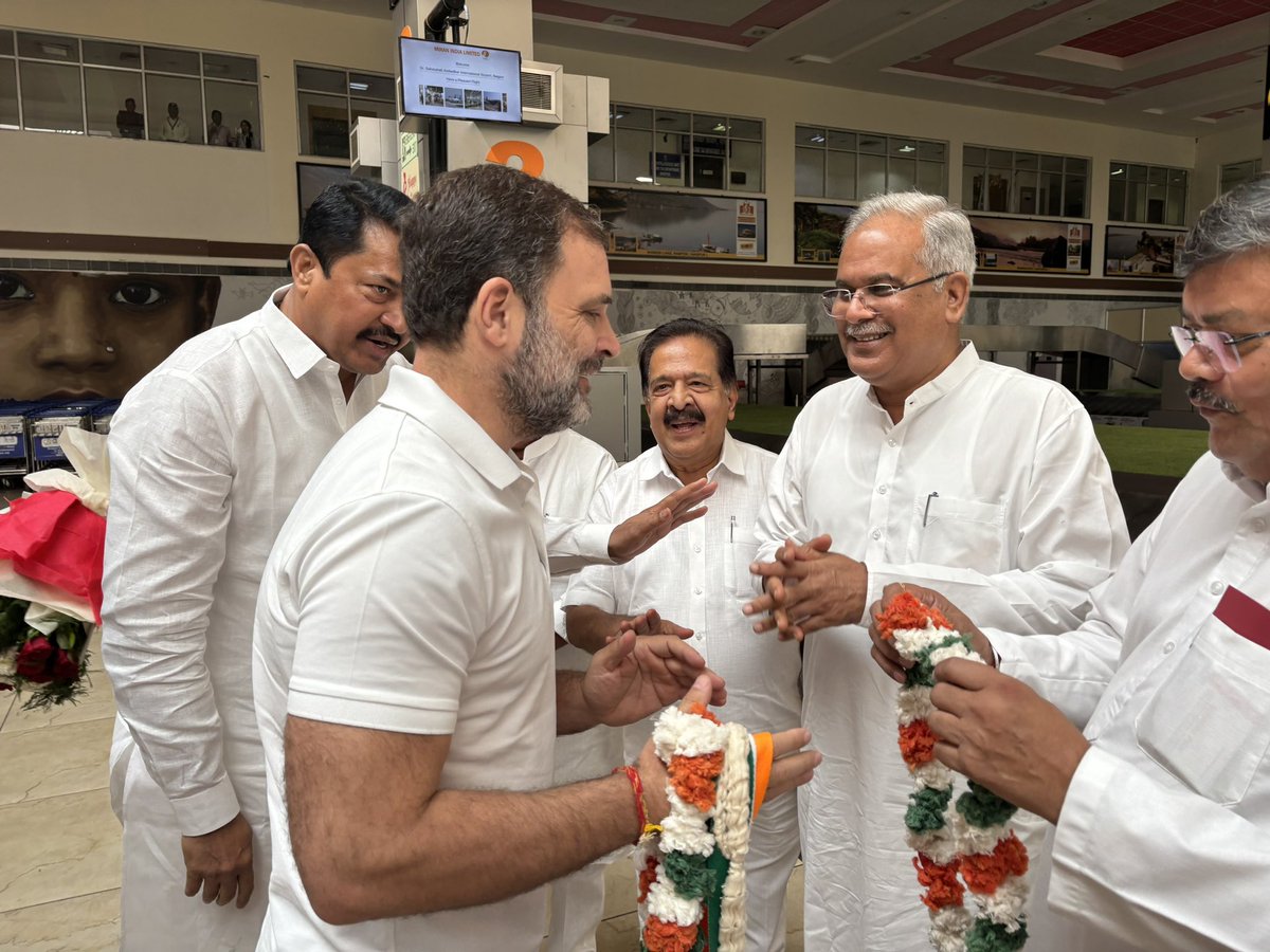 bhupeshbaghel's tweet photo. आज संविधान सम्मान सम्मेलन, नागपुर में पधारे हमारे नेता, जननायक श्री राहुल गांधी जी का नागपुर विमानतल पर स्वागत किया. @RahulGandhi https://t.co/XQq6Xrdf6W
