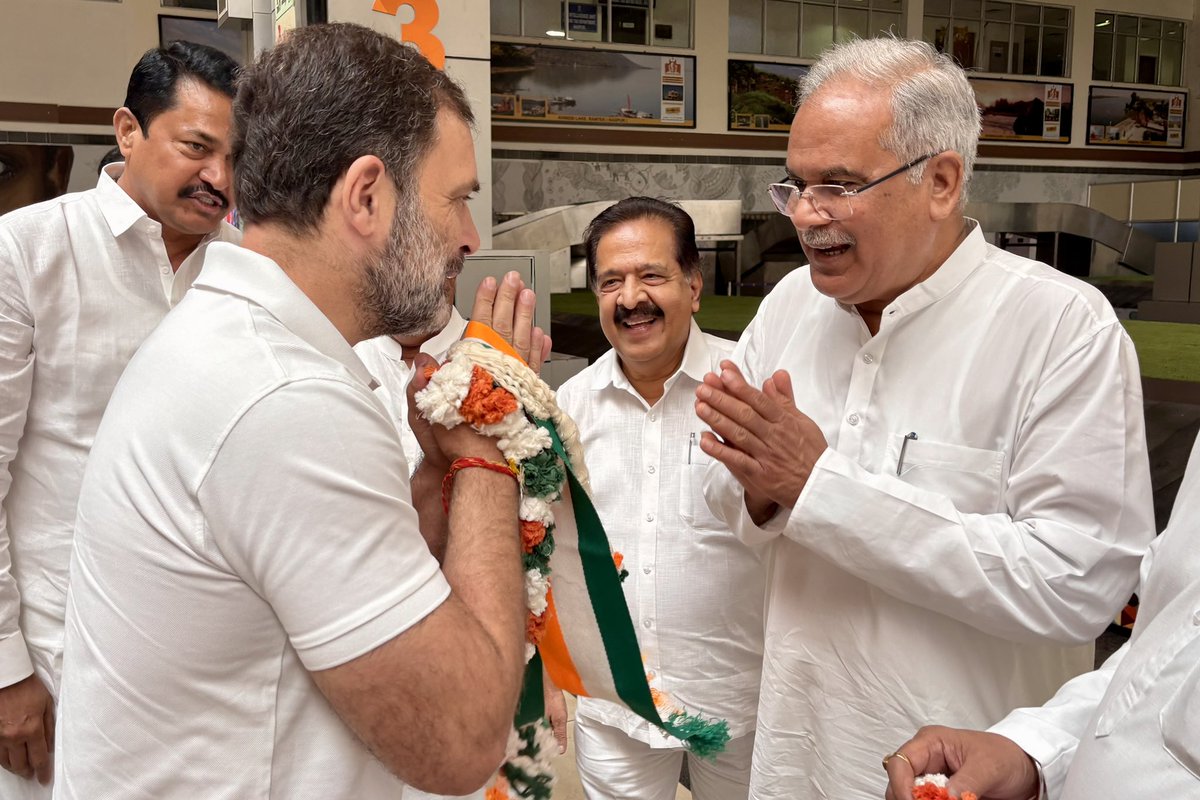 bhupeshbaghel's tweet photo. आज संविधान सम्मान सम्मेलन, नागपुर में पधारे हमारे नेता, जननायक श्री राहुल गांधी जी का नागपुर विमानतल पर स्वागत किया. @RahulGandhi https://t.co/XQq6Xrdf6W