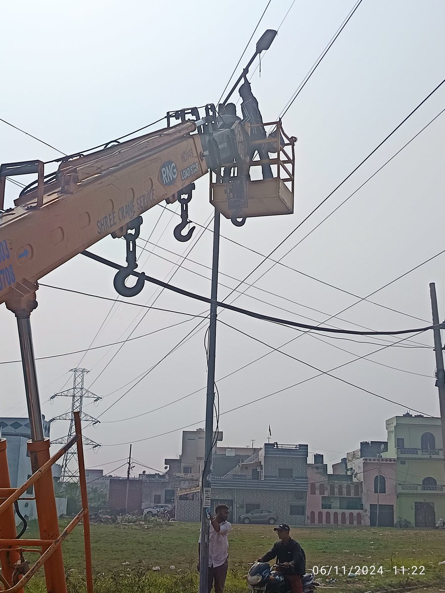 Er_Ashu4444's tweet photo. आज अंबाला कैंट के बब्याल चोंक से लेकर ठेके तक स्ट्रीट लाइट जो की पिछले डेढ़ साल से निष्क्रिय पड़ी थी। उनको चलवा दिया गया है, इसमें @vssaini_s जी का भी बहुत बड़ा सहोग है। हर व्यक्ति को अपनी मूलभूत सुविधाओ के लिए जागरूक रहना चाहिए। ये लाइटस मेरे और वीरेंद्र जी के घर से बहुत दूरी पर है फिर भी हमने पूर्ण प्रयास किये के जब लाइट लगी है तो जलनी भी चाहिए। जनता जो टैक्स देती है उसका उनको फायदा भी मिलना चाहिए। विडबना ये है के नगर निगम के अधिकारियों ने हमारी शिकायतों के साथ छेड़ छाड़ की बिना ठीक किये संतुष्टि पत्र पर हस्ताक्षर करने के लिए बाध्य करने की कोशिश भी की पर हम सिर्फ इस बात पर अडे रहे के लाइट ठीक करो और हस्ताक्षर करवा लो @anilvijminister
जी द्वारा बनाये हुए प्रधान आज तो आकर खड़े हो गए जब सब काम शुरू होने लगा पिछले डेढ़ साल से उन्होंने कोई कोशिश नही की के इन लाइट को ठीक करवाने के लिए वे कोई कदम उठाते। फिर भी मै भाई वीरेंद्र सैनी जी जिन्होंने एक जागरूक नागरिक होने का फ़र्ज़ निभाया साथ ही अनिल विज जी का एवम @cmohry @NayabSainiBJP जी का धन्यवाद करता हु। और आशा करता हु के भविष्य में भी ऐसे ही शिकायतों का समाधान होता रहेगा  ।
