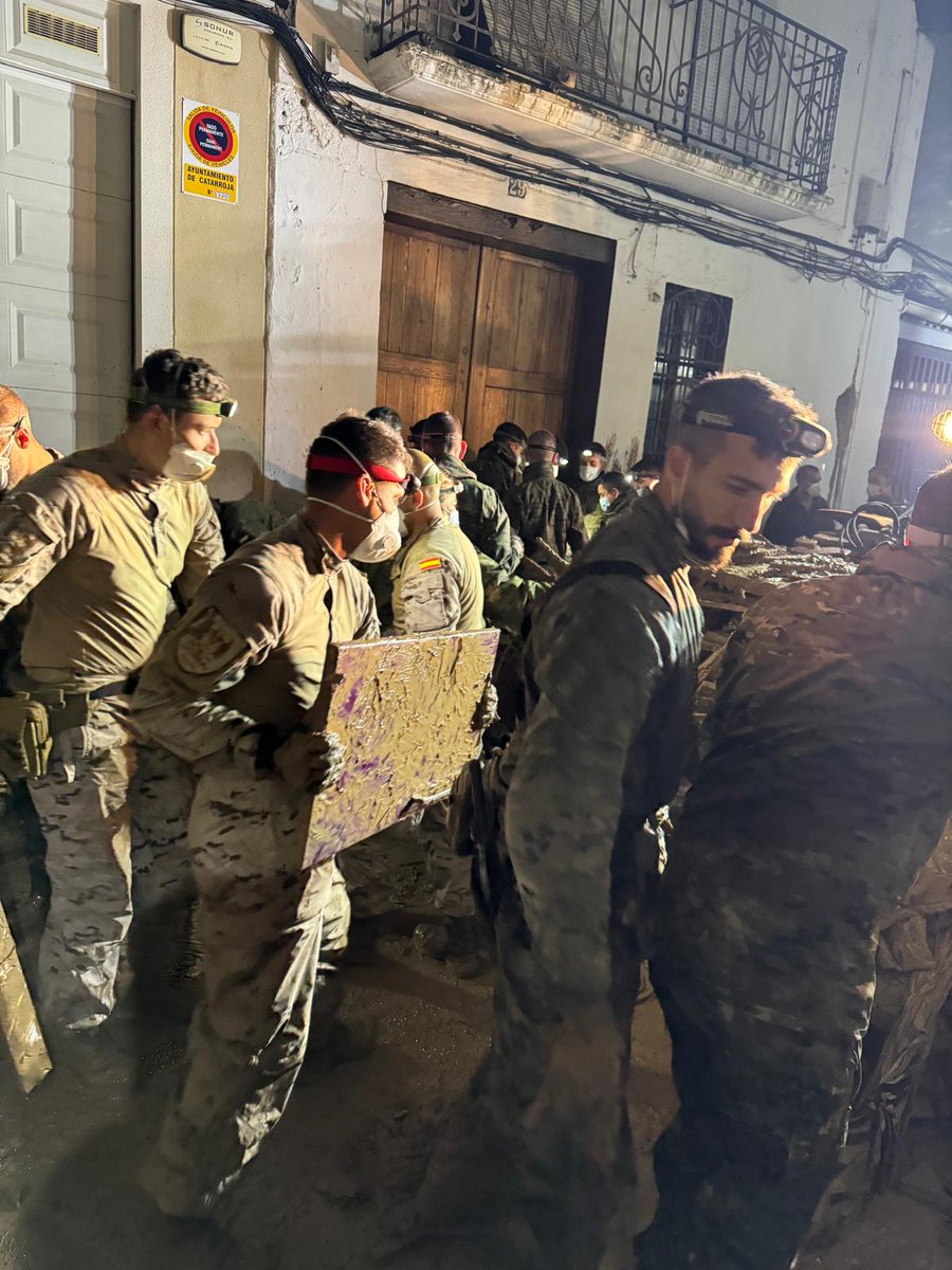 Defensagob's tweet photo. Fundamental para que poco a poco los ciudadanos puedan ir recuperando la normalidad es la limpieza de sus viviendas y garajes. Para ello, también cuentan con el trabajo de los militares, en este caso, infantes de marina del Tercio de Armada de @Armada_esp en Catarroja #Valencia. https://t.co/Y3gBDbvfUC