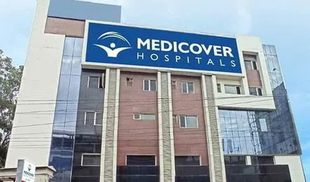 Hyderabad_Mail's tweet image. #Hyderabad – A tragic incident unfolded at #MedicoverHospital, #Madhapur, where junior doctor Nagapriya passed away during treatment. Her family alleges that hospital staff withheld news of her death &amp;amp; pressured them to pay an additional ₹1 lakh. They had already paid ₹3 lakhs.