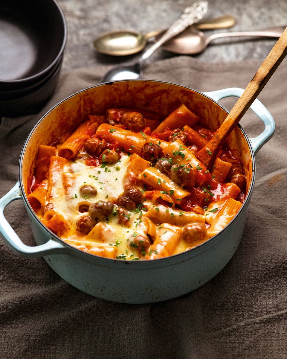 Comfort food needed: 
this week’s Guest Recipe from the #CookbookCorner archive is One-Pot Sausage Meatball Pasta, from RecipeTin Eats Dinner by the wonderful Nagi Maehashi: 
nigella.com/recipes/guests…