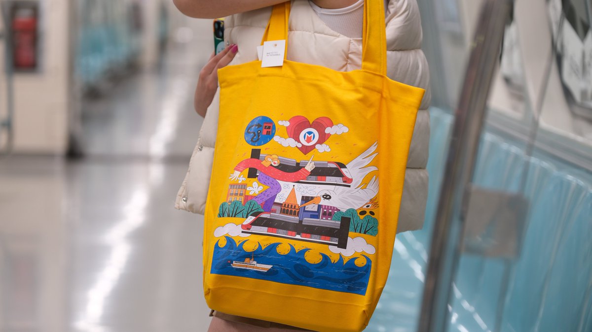 metroistanbul's tweet photo. Metroseverlere duyurulur: Metro Shop ürünlerimizin satışı başladı! 🚇🛍️

Hatlarımızın renklerinde özel olarak hazırlanan anahtarlıklar,
"Moda Kedisi", "Kapılara Yaslanma, Omzuma Yaslan", “Metro Kavuşturur” gibi eğlenceli slogan ve karikatür sanatçılarının çizimleri ile renklenen çanta ve termoslar her yolculuğunuzda İstanbul'un enerjisini yanınızda hissetmenizi sağlayacak. ✨

Sınırlı sayıda üretilen İstanbul’a özel bu koleksiyona sahip olmak ya da sevdiklerinize hediye etmek için acele edin! 🎁

🛍️Satış Noktalarımız:

📍 M7 Mecidiyeköy İstasyonu Migros Jet Mecidiyeköy 
📍 M5 Üsküdar İstasyonu Migros Jet Üsküdar Meydan 
📍 M5 Üsküdar İstasyonu Migros Jet Üsküdar Kız Kulesi
📍 M4 Hastane-Adliye İstasyonu Migros Jet Kartal Hastane 
📍 M2 Taksim İstasyonu Başak Çiçek ve Bujiteri 

#İstanbulunMetrosu #MetroShop #ŞehriniYanındaTaşı
