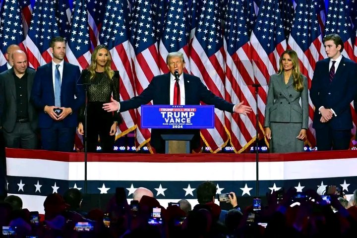 VelascoNews's tweet photo. 🇺🇸 El discurso de #Trump, donde el republicano se declaró ganador y definió los recuentos parciales como "una magnífica victoria para el pueblo estadounidense”, desató una serie de saludos y celebraciones por parte de los distintos líderes del mundo. https://t.co/v8TDE5Mvi8