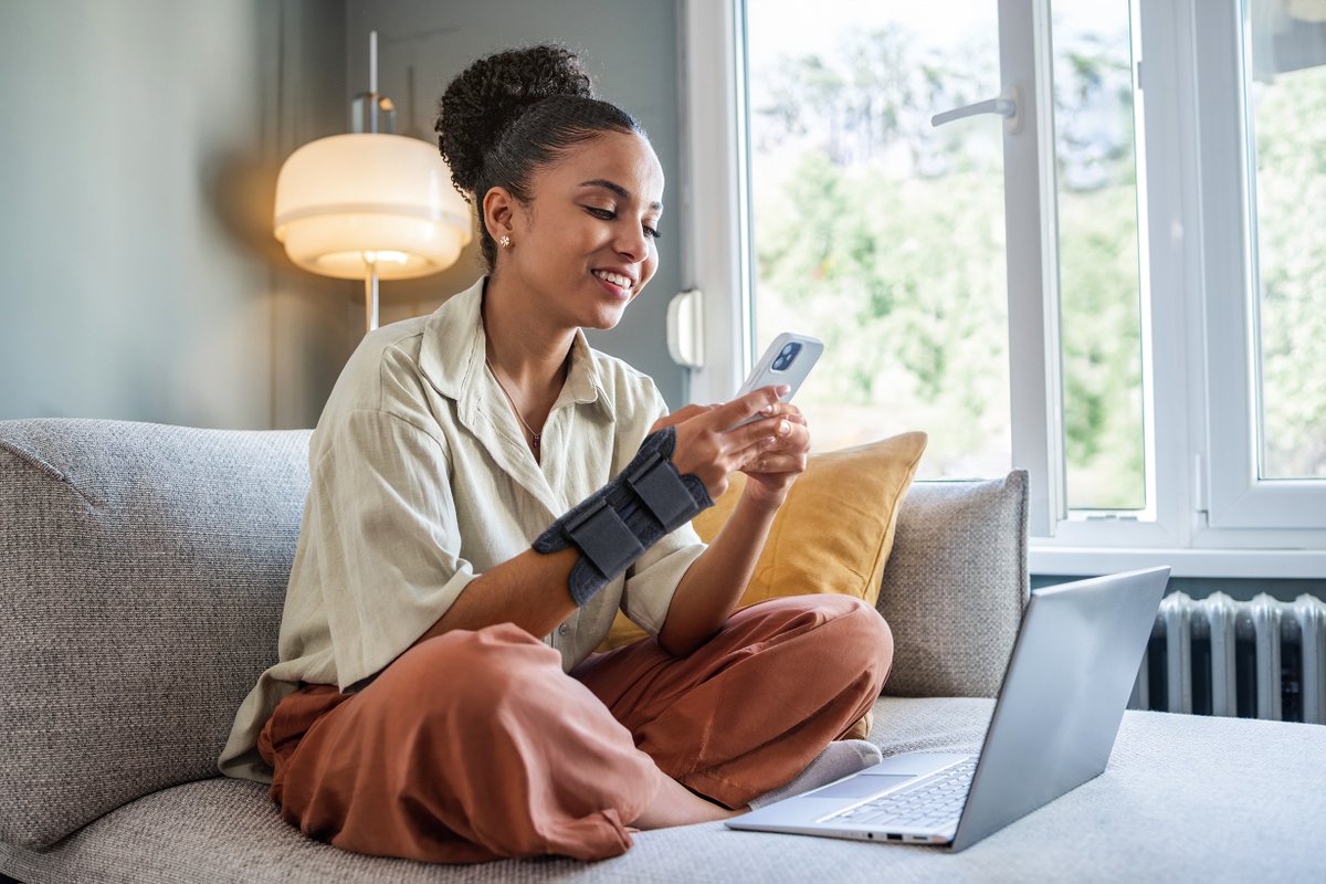 Die #eVerordnung für #Hilfsmittel startet als gemeinsames Innovationsprojekt von sieben Krankenkassen. Der neue papierlose Verordnungsprozess 📱bringt die #Digitalisierung im #Gesundheitswesen voran.
Zur gemeinsamen Pressemitteilung👇 tk.de/presse/themen/…