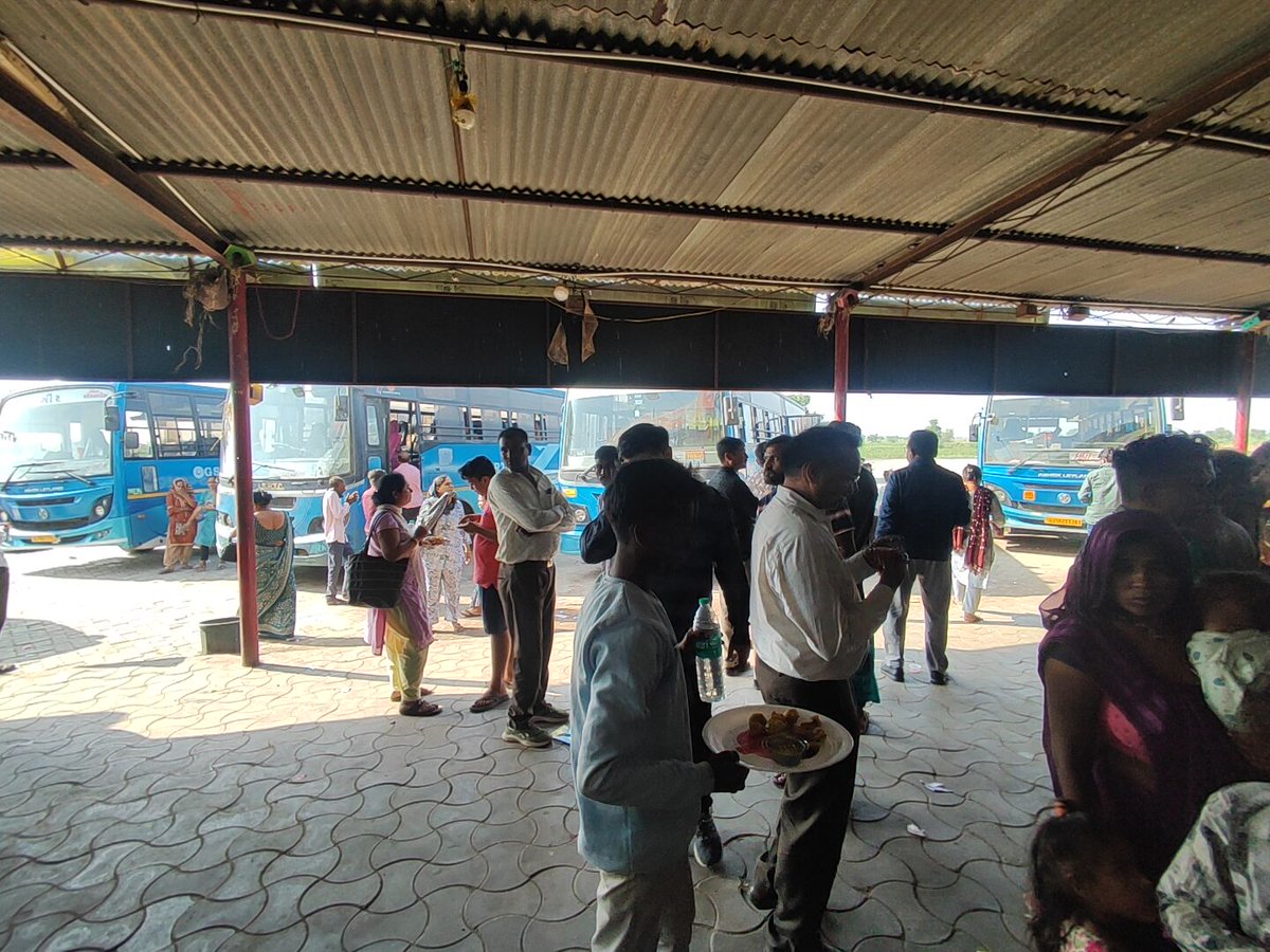 sanketjs's tweet image. Many travellers are traveling through @GSRTC_Gujarat @PortsTransport facilities. Safe journey with Safe &amp;amp; healthy food at MRP is necessary

Hotel Shivranjani,  shorturl.at/vgwxb charging 25 rs for @Amul_Coop lassi which MRP 15

@sanghaviharsh @CMOGuj