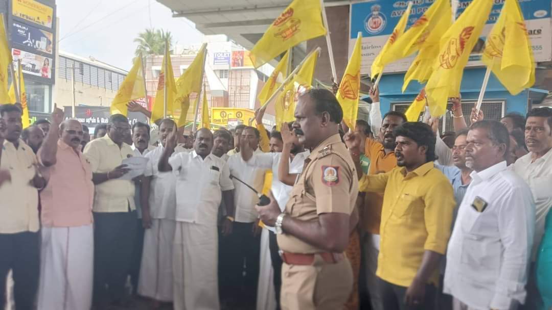 Tamilagri_123's tweet photo. தமிழ்நாட்டில் திட்டமிட்டு சாதிக் கலவரம் நடத்தும் நோக்கில் "வன்னியர் சங்கத் தலைவர் தலையை வெட்டுவோம்" என்று மிரட்டிய விசிகவினரை குண்டர் சட்டத்தில் கைது செய்யக் கோரி தமிழ்நாடெங்கும் பாமகவினர் போராட்டம்...!

#Vanniyars
#StopVanniyarHateNow
#Ban_ScSt_Act https://t.co/RmqW8lPwJB