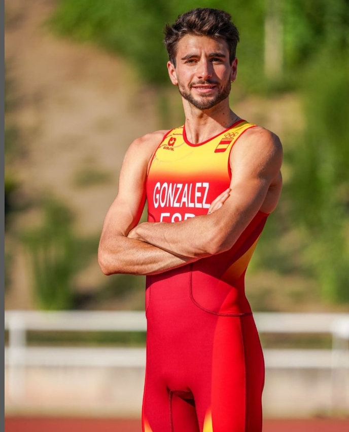 Tenemos visita olímpica en el SER Deportivos! El diploma en París 2024, el triatleta malagueño del <a href="/triinforhouse/">Triatlon Inforhouse Santiago🦓</a> Alberto González, está de visita en Santiago y se pasará por el SER Deportivos. No perdáis las entrevista a partir de las 15:20 horas!