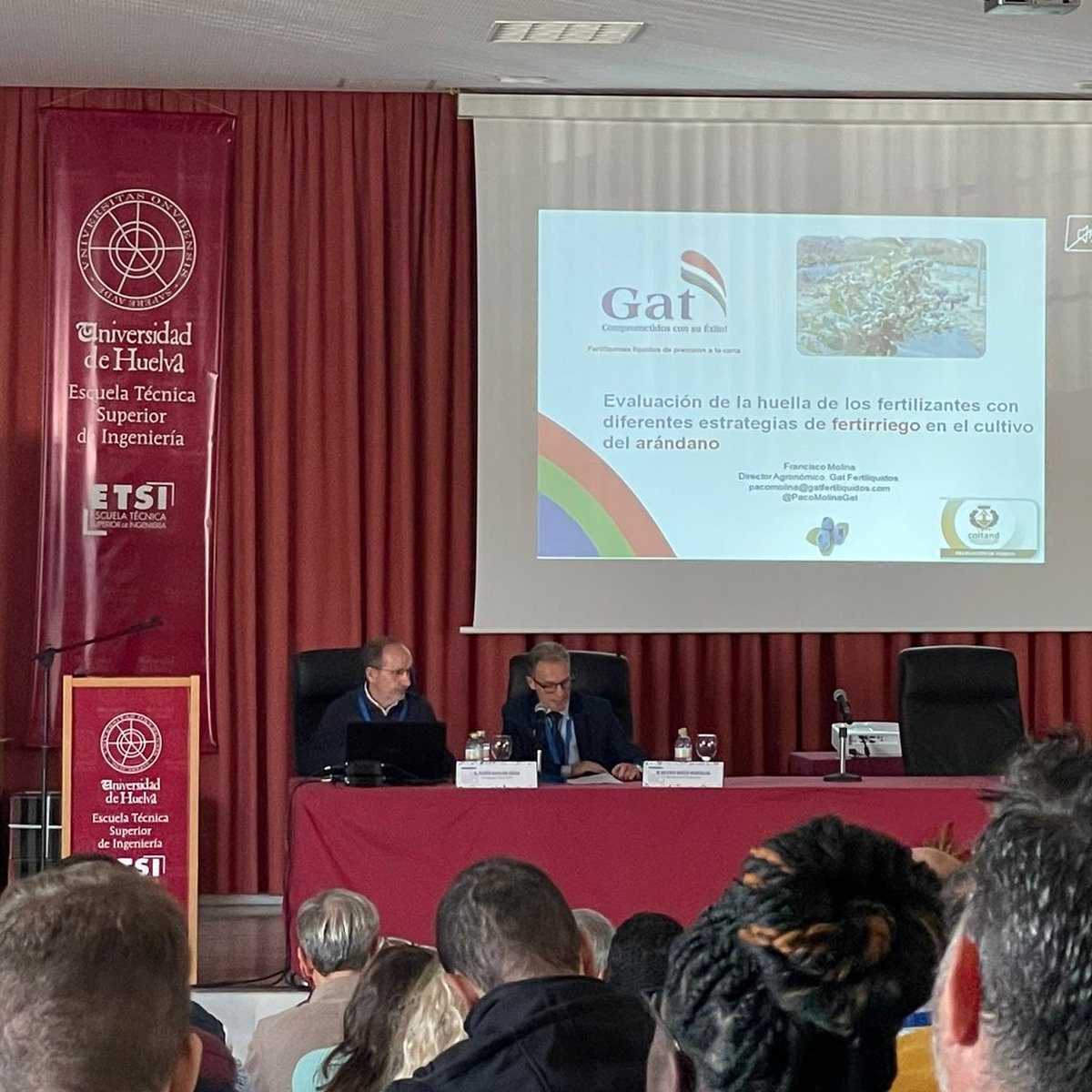 GatFertiliquido's tweet photo. Ponencia de @PacoMolinaGat sobre la huella de los fertilizantes en #arandanos dependiendo de su manejo hoy en la Universidad de Huelva @UniHuelva https://t.co/VUfOIKFWeu