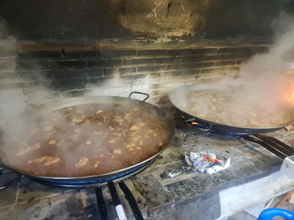 Tere y Boro del restaurante Gambrinus de Siete aguas preparando paella para los voluntarios y agricultores de #Chera. 

¡Muchas gracias!