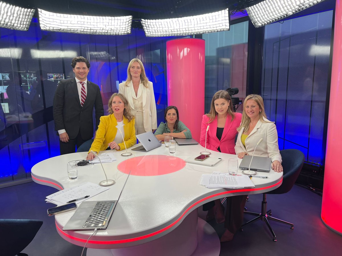 Maïa de La Baume (@maiadelabaume) on Twitter photo Worth mentioning in the context of those US elex that we had an (almost) 100 percent female panel on <a href="/euronews/">euronews</a> this am for TV live coverage…🤙🤙🤙 hats off to <a href="/MeabhMcMahon/">Méabh Mc Mahon</a> <a href="/ShonaMurray_/">Shona Murray</a> <a href="/sashavakulina/">Sasha Vakulina</a> <a href="/ABarnesNews/">Angela Barnes</a> Worth mentioning in the context of those US elex that we had an (almost) 100 percent female panel on <a href="/euronews/">euronews</a> this am for TV live coverage…🤙🤙🤙 hats off to <a href="/MeabhMcMahon/">Méabh Mc Mahon</a> <a href="/ShonaMurray_/">Shona Murray</a> <a href="/sashavakulina/">Sasha Vakulina</a> <a href="/ABarnesNews/">Angela Barnes</a>