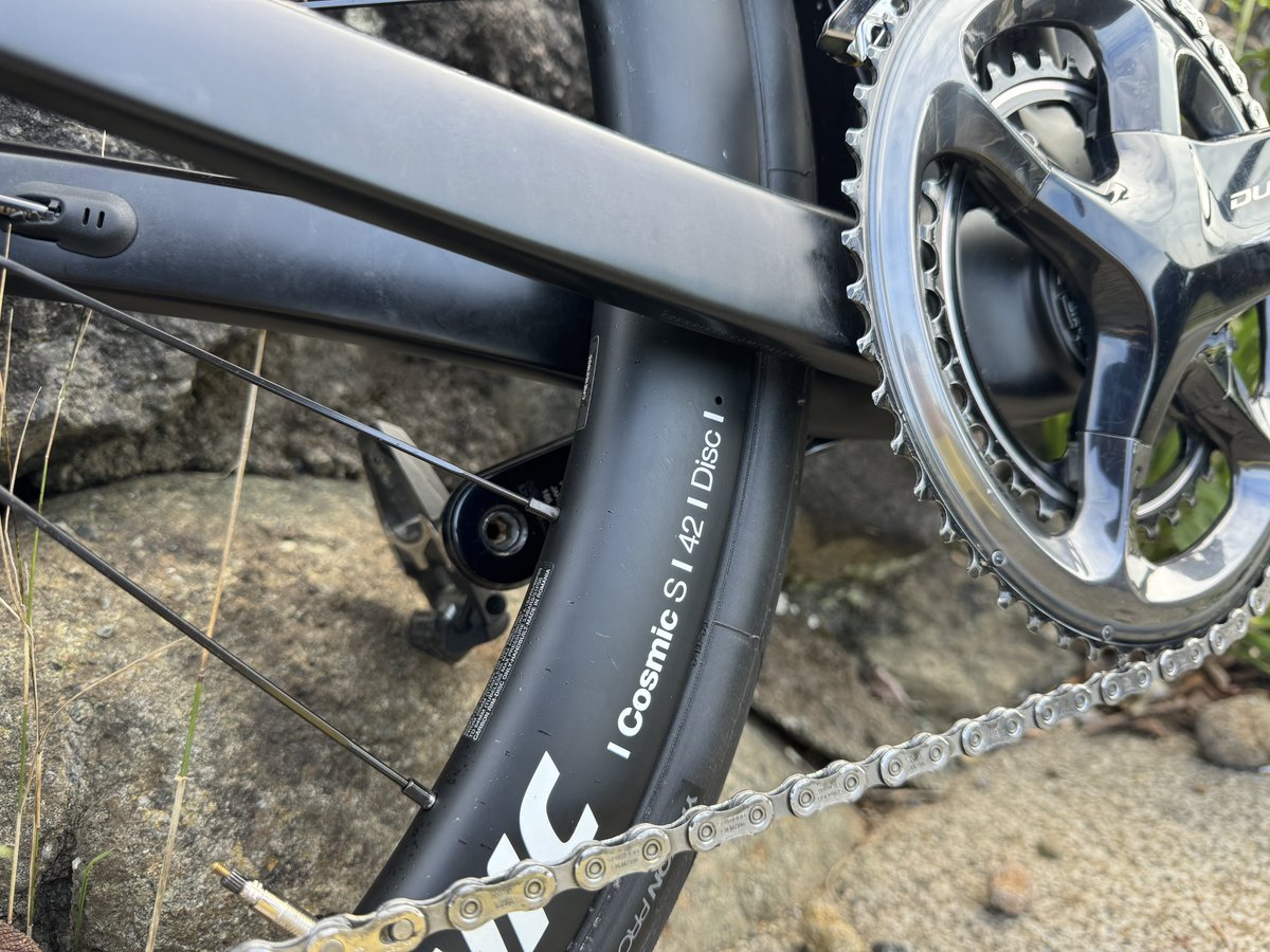 MAVICJAPAN's tweet photo. 新たにリリースされた
『COSMIC S 42 Disc』
COSMICシリーズの技術を注ぎ込んだコストパフォーマンスに優れたホイールは
初めてのカーボンホイールにおすすめです!
https://t.co/LK5IK5akMZ
#走りが軽いマヴィック
#COSMICS https://t.co/XAS7PWOKRP