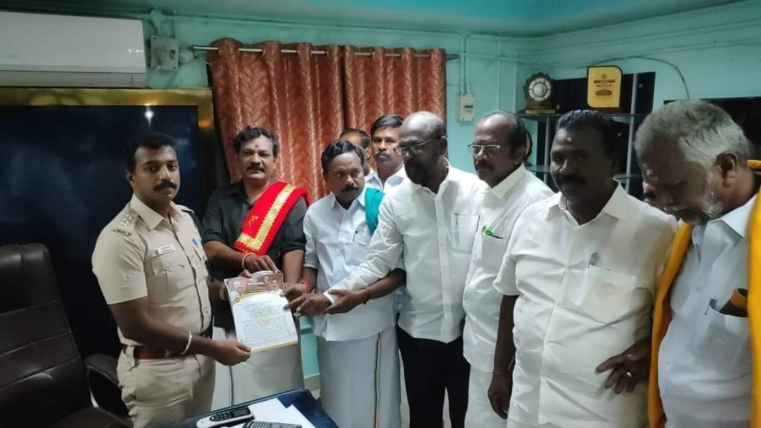Tamilagri_123's tweet photo. தமிழ்நாட்டில் திட்டமிட்டு சாதிக் கலவரம் நடத்தும் நோக்கில் "வன்னியர் சங்கத் தலைவர் தலையை வெட்டுவோம்" என்று மிரட்டிய விசிகவினரை குண்டர் சட்டத்தில் கைது செய்யக் கோரி தமிழ்நாடெங்கும் பாமகவினர் போராட்டம்.

#Vanniyars
#StopVanniyarHateNow
#Ban_ScSt_Act https://t.co/rzOXWnCMRe