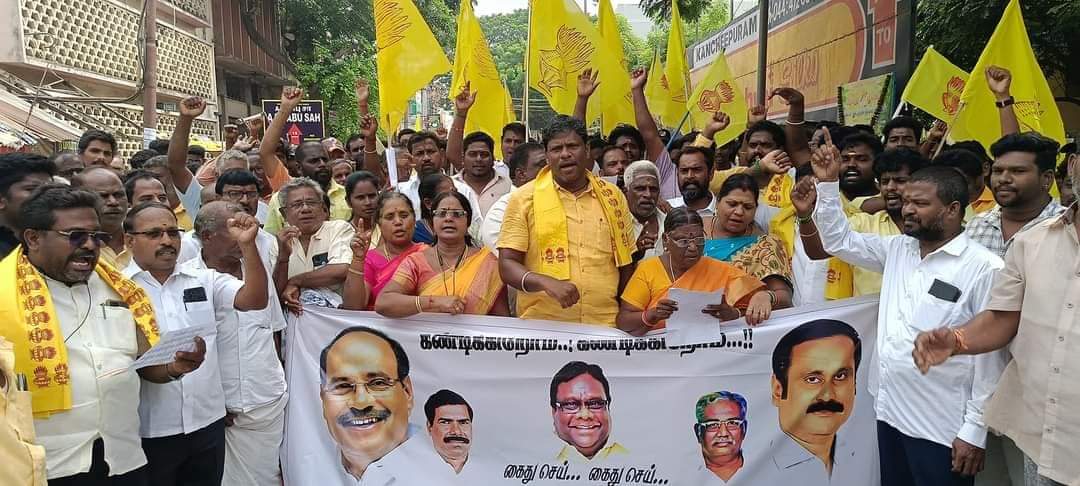 Tamilagri_123's tweet photo. தமிழ்நாட்டில் திட்டமிட்டு சாதிக் கலவரம் நடத்தும் நோக்கில் "வன்னியர் சங்கத் தலைவர் தலையை வெட்டுவோம்" என்று மிரட்டிய விசிகவினரை குண்டர் சட்டத்தில் கைது செய்யக் கோரி தமிழ்நாடெங்கும் பாமகவினர் போராட்டம்.

#Vanniyars
#StopVanniyarHateNow
#Ban_ScSt_Act https://t.co/rzOXWnCMRe