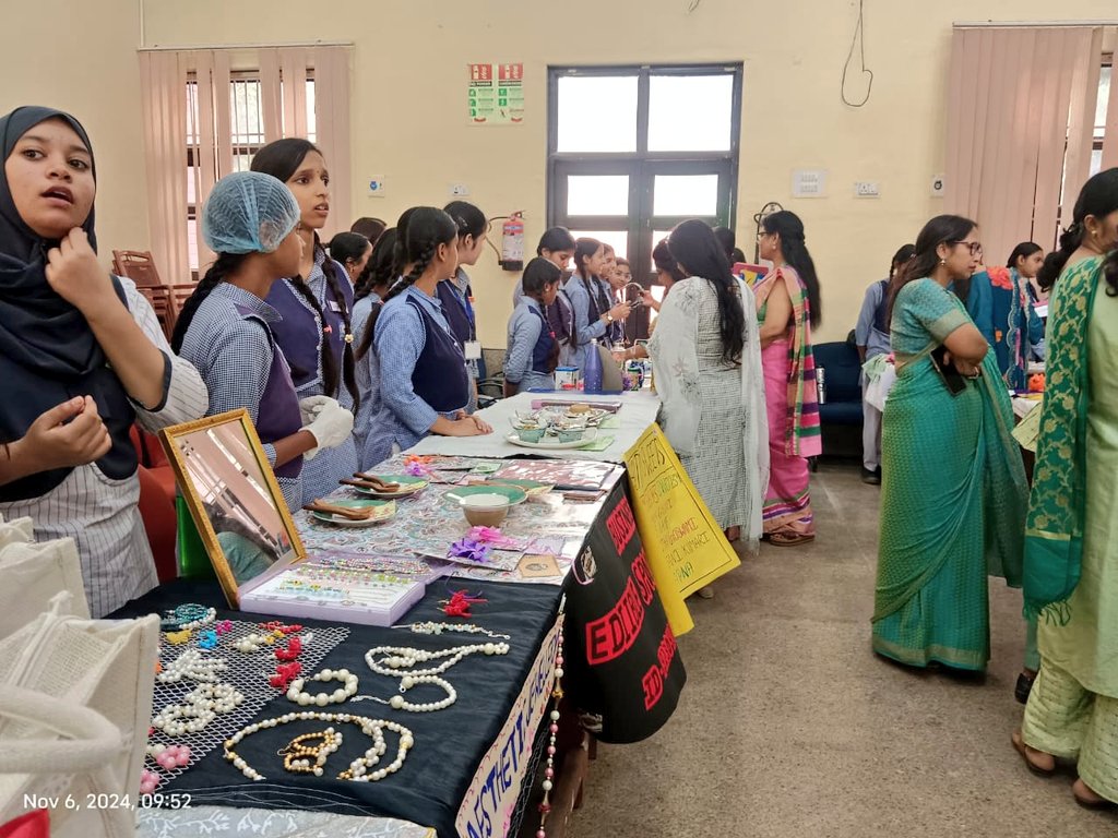 SameerDeepti's tweet image. At @Ggsss115781, 79 teams of budding entrepreneurs of class 11 & 12 showcased #innovative ideas in art, #Sustainability, food, tech for the #BusinessBlasters event. Thanks to Principal @SudhaBasia, #Judges, #staff & #Parents for making this a great success!
#EMC
@Dir_Education