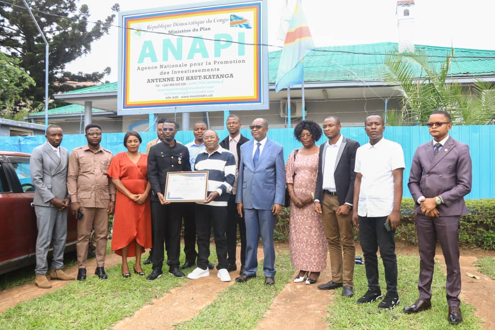 investindrc's tweet photo. Séance de travail fructueuse entre le DG a.i de l'ANAPI, le Prof. Bruno Tshibangu Kabaji, et le #COJED ! Les jeunes entrepreneurs ont partagé leurs besoins pour formaliser et développer leurs entreprises. un diplôme de mérite a été remis au DG a.i, symbolisant la reconnaissance et la gratitude des jeunes entrepreneurs pour son soutien précieux.
 Ensemble, vers un avenir entrepreneurial durable ! 💼🌱 #ANAPI #Entrepreneuriat #HautKatanga
 #JeunesEntrepreneurs