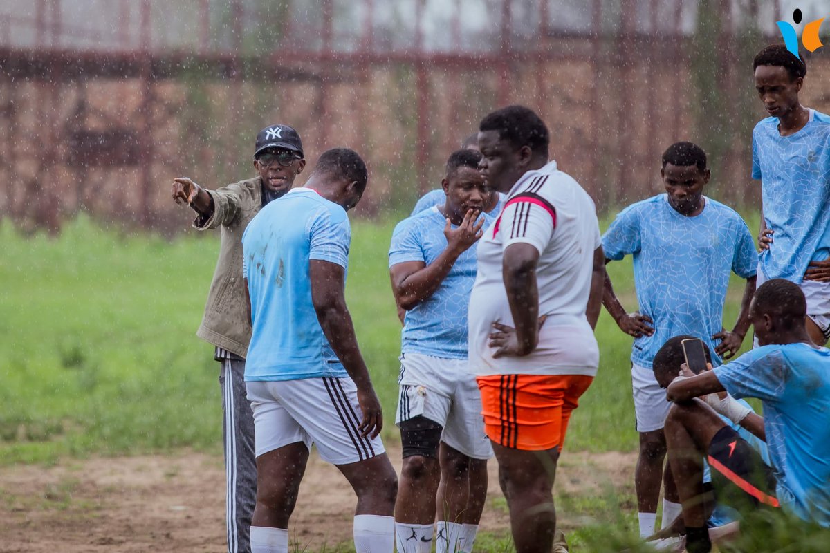 MagazineJimbere's tweet photo. [P] 👌🏾 Pour @arnaud_ndagara, ayant intégré le club en 2016 alors qu'il était à l'école secondaire, l’objectif pour les prochaines éditions est de jouer sur un terrain avec une meilleure pelouse, et cela passera par le réaménagement du terrain du @lseburundi. "#SEAFA m'a aidé à développer mes qualités en #leadership et surtout l'équipe m'a poussé à exceller quel que soit le domaine", ajoute-t-il

👥 "Etant donné que notre équipe prône le partage, pour les prochaines éditions on espère réunir des personnes avec des expériences différentes pour qu’on puisse optimiser les gains des uns et des autres", précise Jimmy Jambo, ancien membre d'une équipe qui s'entraînait au terrain de l'ENS avant de rejoindre SEAFA au Lycée du Saint-Esprit, avant de renchérir: "Au SEAFA, la discipline est d'or. Et cela a un impact positif sur les objectifs qu'on se fixe dans la vie, surtout qu'au sein de notre club il y a des personnes de valeur qui s'inscrivent dans la lignée de nos principes"

#Burundi