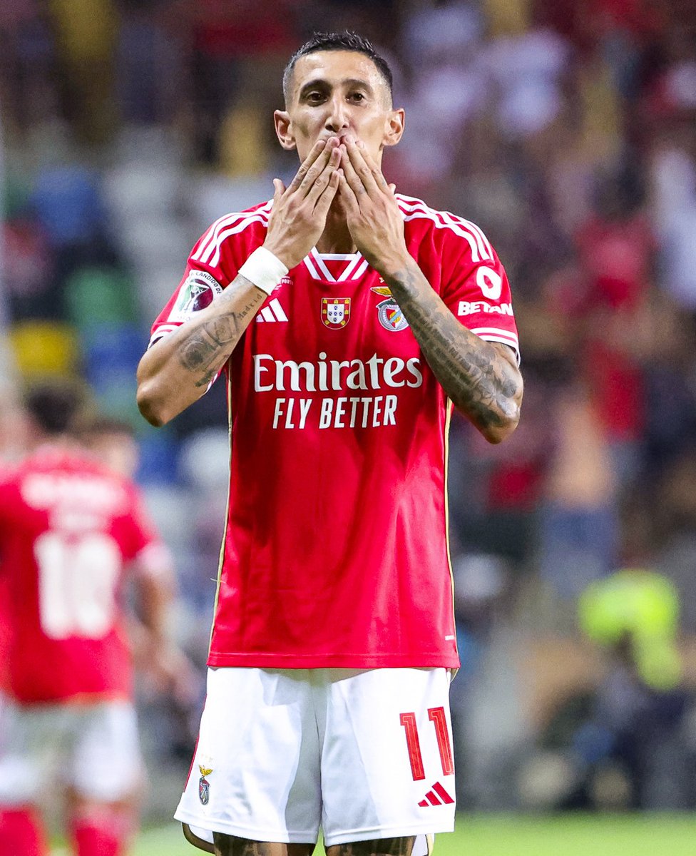 Rui Costa : "Di María a signé son contrat un mois avant sa présentation officielle. Il ne voulait plus écouter les offres des autres clubs quand il a appris que Benfica voulait le recruter.

Il a accepté de venir sans toucher aucune prime à la signature, avec un salaire qui ne