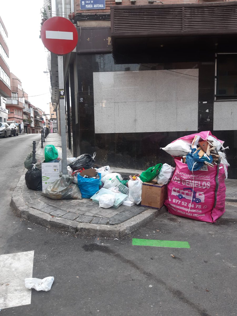 rubenAM_1978's tweet image. Usera y sus esquinas por la mañana.
@MadridExiste @vecinos_usera @AVVBarrioMosca 
Esto no lo ve ningún dirigente?