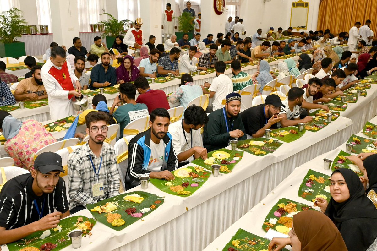 MYBharatHQ's tweet photo. Shri Arif Mohammad Khan,Hon'ble Governor of Kerala has hosted a lunch- Kerala sadya  for the  delegate of Kashmiri Youth Exchange program at Thiruvanthapuram. https://t.co/F3WTmNCv4d
