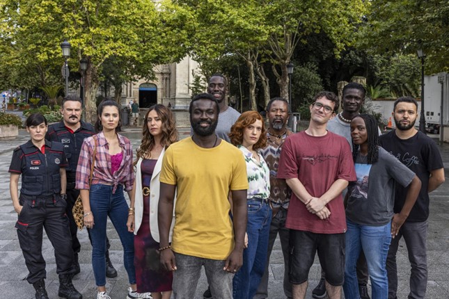 Hoy a las 22:50h se estrena en <a href="/La1_tve/">La 1</a> y <a href="/rtveplay/">RTVE Play</a> la serie #DetectiveTouré, comedia detectivesca en la que han participado nuestros socios: 📘<a href="/ArretxeJon/">jon arretxe</a>, ✍️<a href="/FloraGVillanue1/">Flora. G. Villanueva</a>, 🎬<a href="/estebancrespog/">Esteban Crespo</a> y 🎬#VioletaSalama. ¡No te la pierdas!